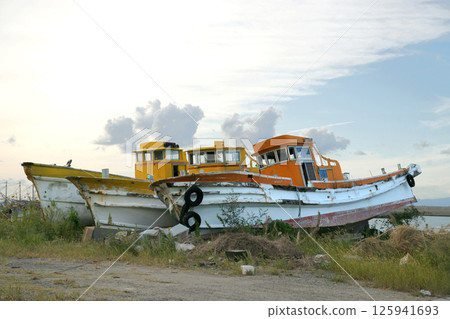 廢棄的漁船 廢棄的漁船 廢棄的漁船 廢棄的漁船 125941693