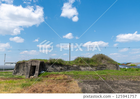前日軍柳本機場北防空洞的遺跡,矗立在水稻種植前的稻田中 前日軍柳本機場北防空洞的遺跡,矗立在水稻種植前的稻田中 125941757