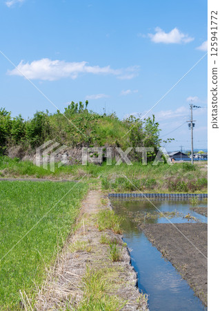 前日軍柳本機場南部防空洞遺址,矗立在水稻種植前的稻田中 前日軍柳本機場南部防空洞遺址,矗立在水稻種植前的稻田中 125941772