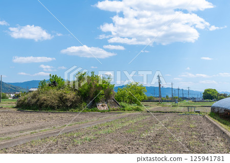 前日軍柳本機場南部防空洞遺址,矗立在水稻種植前的稻田中 前日軍柳本機場南部防空洞遺址,矗立在水稻種植前的稻田中 125941781