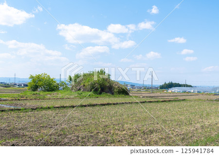 前日軍柳本機場南部防空洞遺址,矗立在水稻種植前的稻田中 前日軍柳本機場南部防空洞遺址,矗立在水稻種植前的稻田中 125941784
