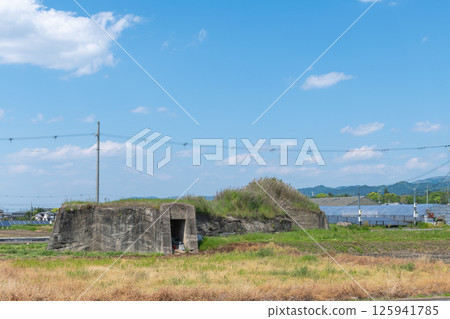 前日軍柳本機場北防空洞的遺跡,矗立在水稻種植前的稻田中 前日軍柳本機場北防空洞的遺跡,矗立在水稻種植前的稻田中 125941785