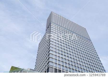 New Chunichi Building from the city park (Naka-ku, Nagoya City, Aichi Prefecture) 125941789
