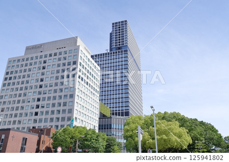 New Chunichi Building from the city park (Naka-ku, Nagoya City, Aichi Prefecture) 125941802