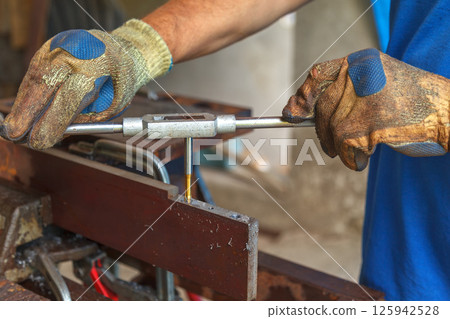Cutting tool. Threading in the hole Cutting tool. Threading in the hole 125942528