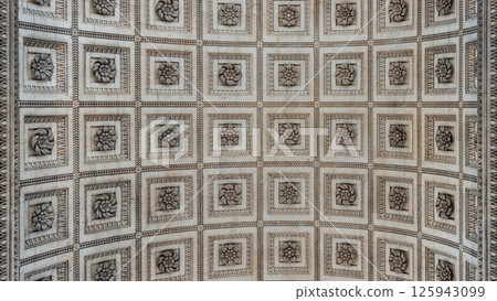 Upward View to the ornate stone carvings ceiling centre inside of the famous Arc de Triomphe. 125943099