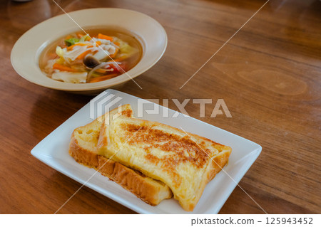 法式吐司和蔬菜湯早餐 125943452