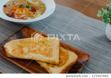法式吐司和蔬菜湯早餐 法式吐司和蔬菜湯早餐 125943460