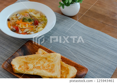 法式吐司和蔬菜湯早餐 125943461
