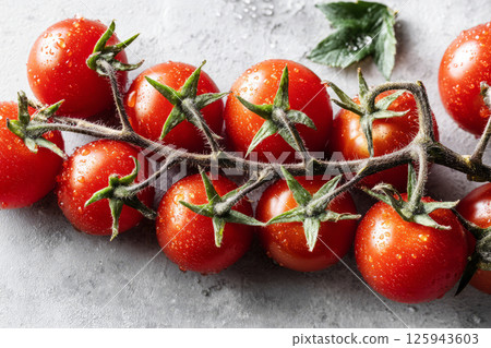 Fresh cherry tomatoes on vine with water drops 125943603
