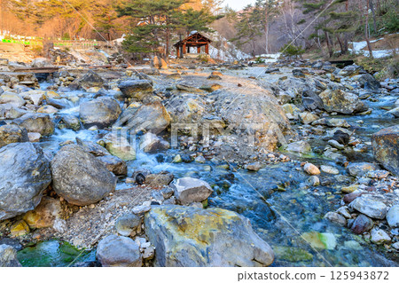 群馬縣吾妻郡草津溫泉西之河原公園清晨 125943872