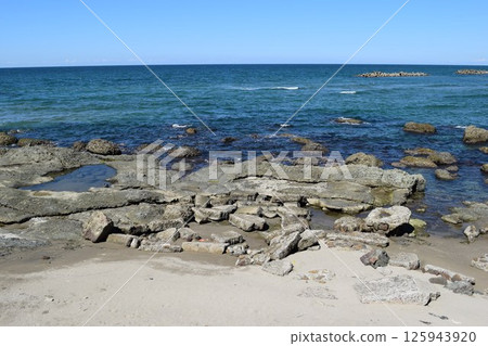 長著奇石的岩石海岸的莊內海岸的岩石景觀 125943920