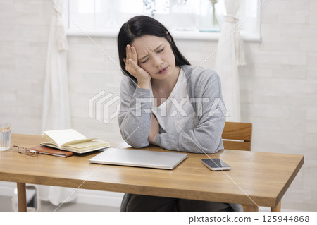 生病的中年女人 125944868