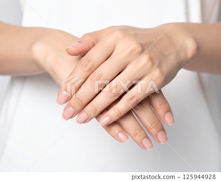 女人的手的特寫 125944928