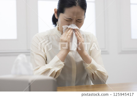 中年婦女擤鼻涕 125945417