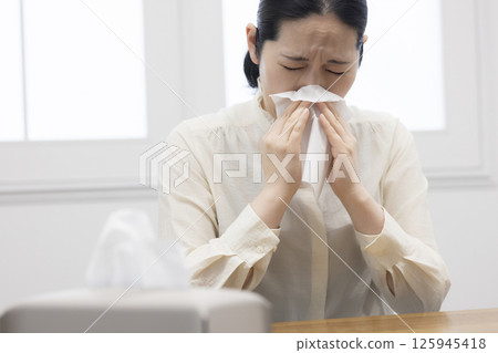 中年婦女擤鼻涕 125945418