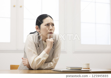 一位中年婦女思考 125945693