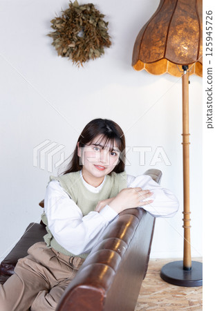 一位女士在沙發上放鬆的肖像 125945726