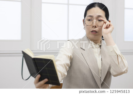 A woman whose eyesight is getting worse 125945813