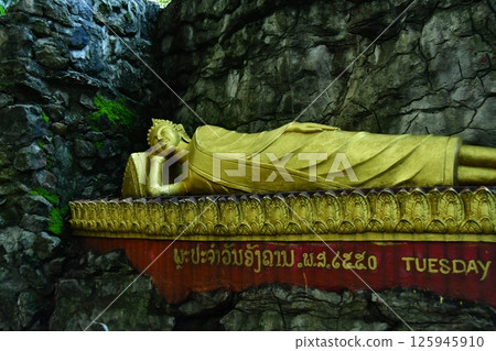 A Buddha statue in a World Heritage town 125945910