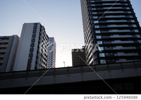 大阪的朝霞與高樓之間的天空的漸變 125946086