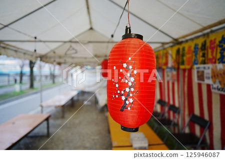 櫻花節早晨懸掛的櫻花圖案紅燈籠 125946087