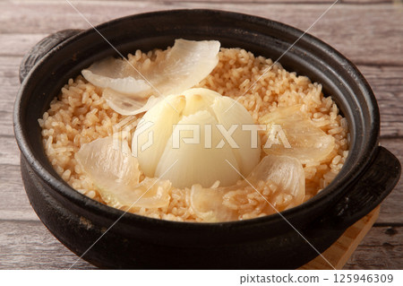 用陶鍋煮的新洋蔥飯 125946309