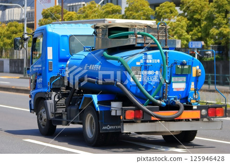 Vacuum car (sucking car) image 125946428