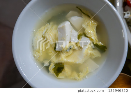 一種帶有淡淡豆腐和雞蛋味道的中式湯 一種帶有淡淡豆腐和雞蛋味道的中式湯 125946850