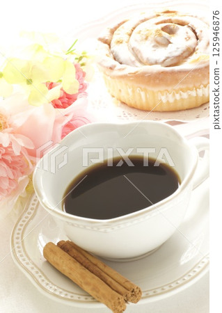 Cinnamon roll and coffee Cinnamon roll and coffee 125946876