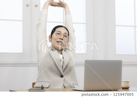 中年婦女伸展 125947005