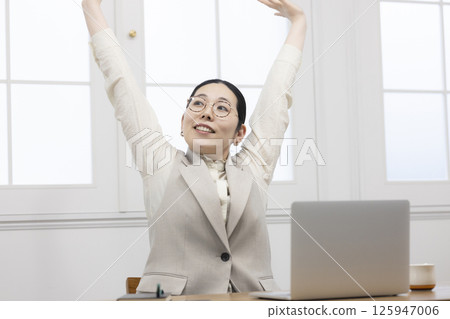 中年婦女伸展 125947006