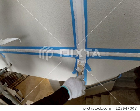 用抹刀將聚氨酯密封膠固定在接縫處 125947008