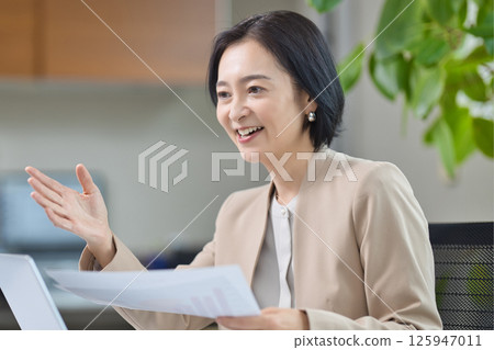 中年婦女在辦公室開會 125947011