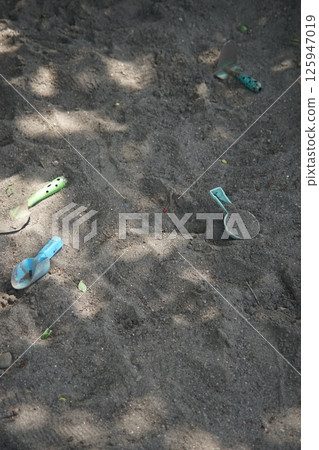 Scoop placed in the sandbox 125947019