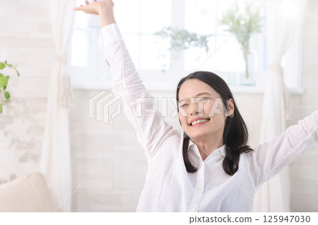 中年婦女坐在床上伸展身體 125947030