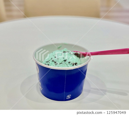 Chocolate mint ice cream in a cup 125947049