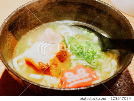 圖庫照片: 沖繩蕎麥麵配shisa魚糕 125947084