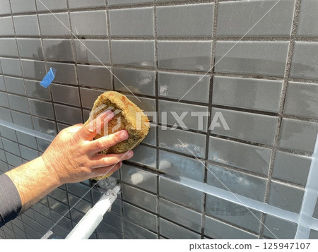 Wipe cleaning after filling joints Wipe cleaning after filling joints 125947107
