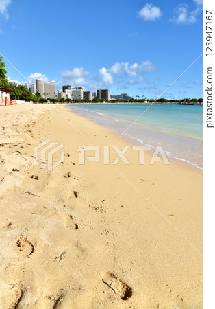 白色沙子海灘和藍色海 125947167