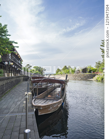 停泊在河上的船 125947304