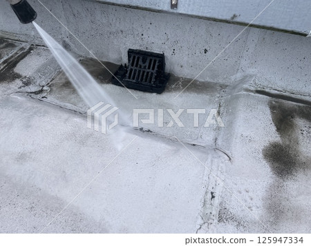 屋頂排水溝周圍的高壓清洗 125947334