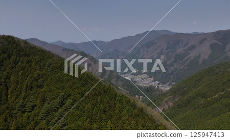 山梨縣最小的村莊，丹波山村，四面環山（鳥瞰圖） - 日本山梨縣北都留郡 125947413