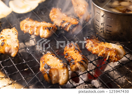 Delicious charcoal-grilled pork belly and garlic 125947430