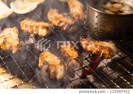 美味的炭烤五花肉和大蒜 125947432