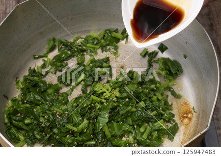 使用蘿蔔葉製作拌飯料的過程。炒蘿蔔葉。葉蘿蔔拌飯。炒蘿蔔葉。 使用蘿蔔葉製作拌飯料的過程。炒蘿蔔葉。葉蘿蔔拌飯。炒蘿蔔葉。 125947483