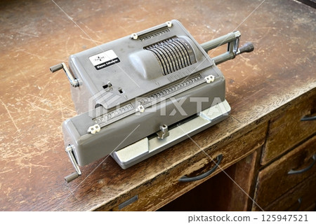 Showa retro manual calculator, hand-cranked 125947521