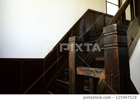 Old wooden stairs from the Showa era: a classic feel Old wooden stairs from the Showa era: a classic feel 125947528