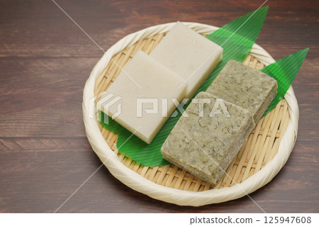 Cut mochi and square mochi | Regular white mochi and mochi with mugwort 125947608