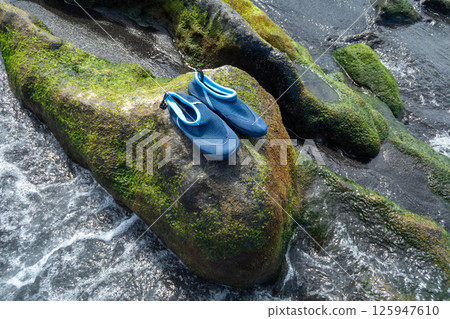 岩石海灘和海洋鞋 125947610